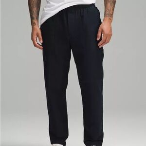 Lululemon / Men / Utilitech Pull-On Classic-Fit Pant / L / Navy